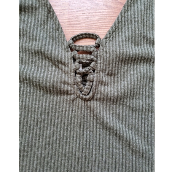 🆕 V-neck Lace Back Top - Picture 13 of 13